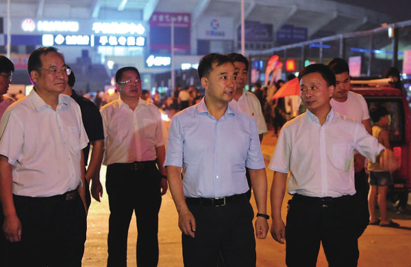 7月30日晚,市委书记何雄不打招呼,不设行程,暗访检查我市全国文明城市